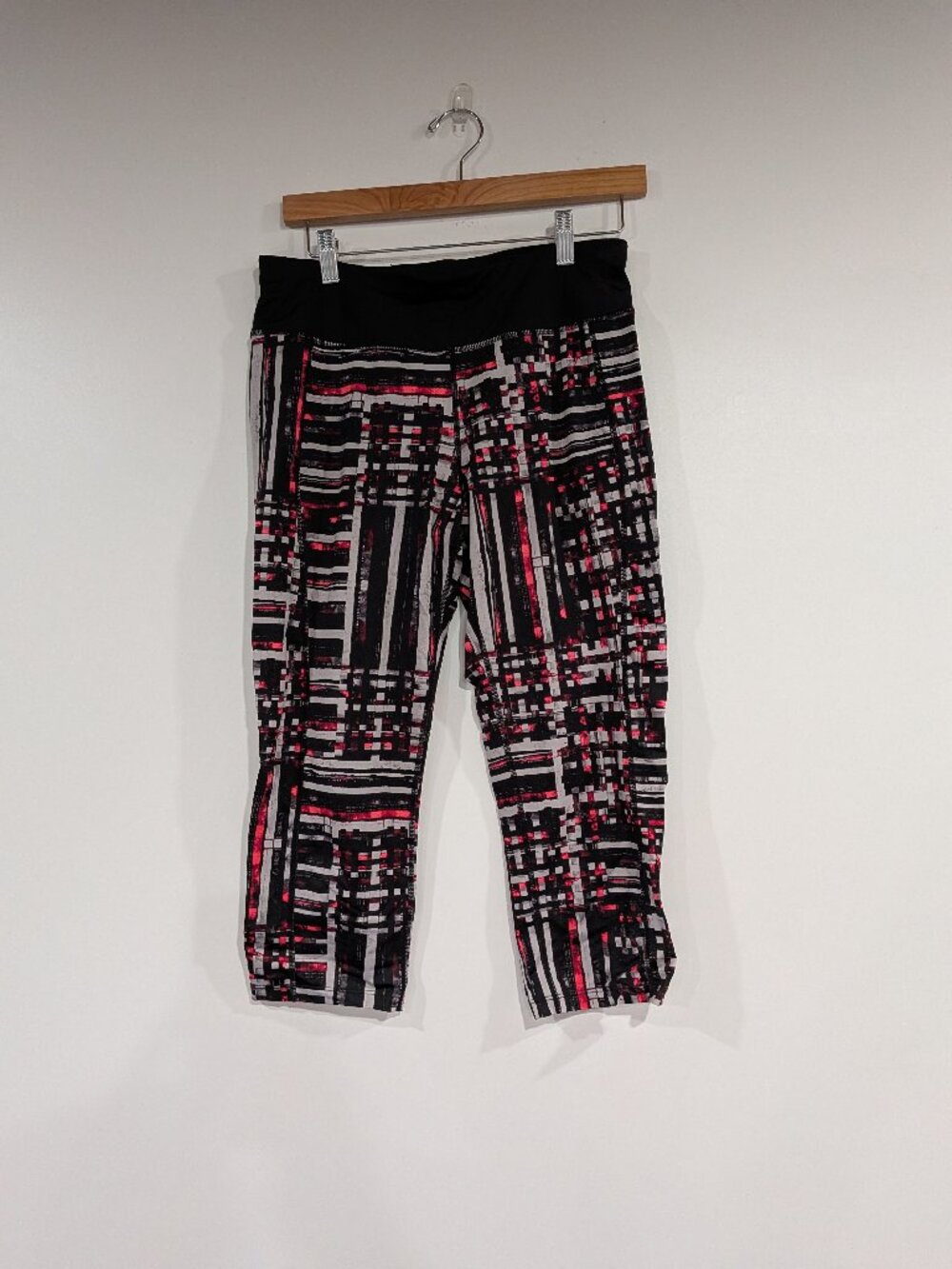 Betsey Johnson Patterned Cropped Leggings Black Grey Red Size Large